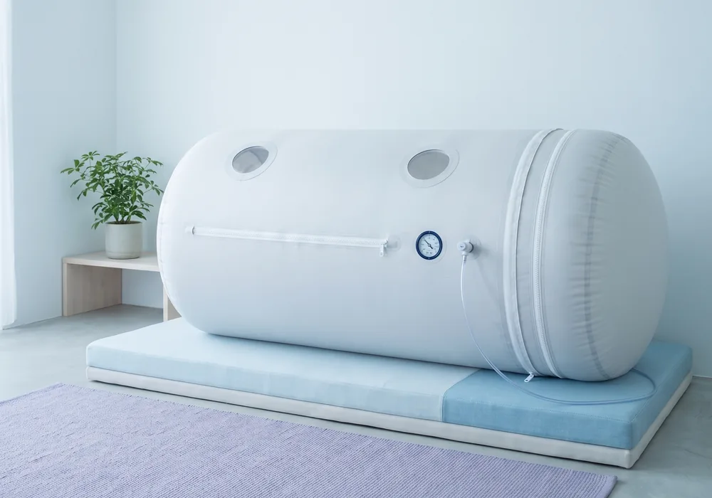 Mäkká hyperbarická komora v svetlej miestnosti